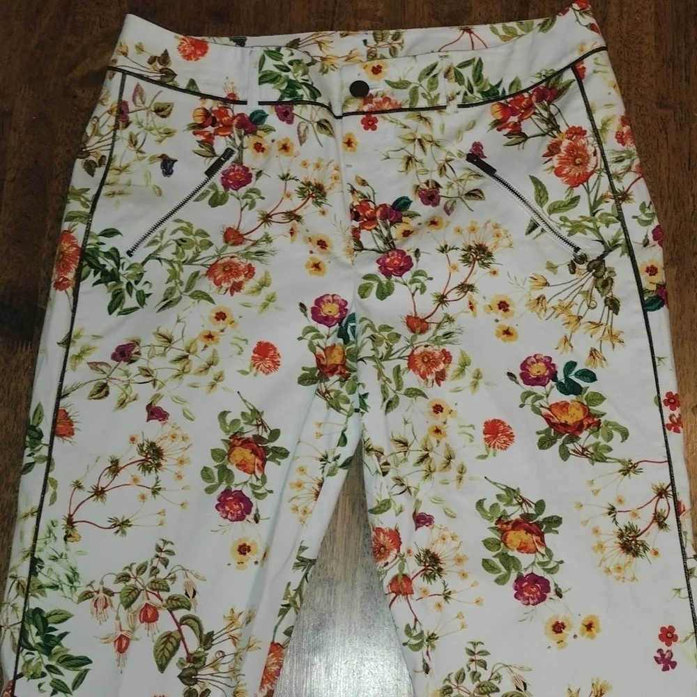 Disney White Floral Alice Through The Looking Glass Capri Pants 8 - Picture 2 of 5